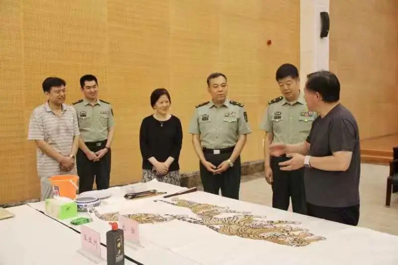 喜迎二十大 共建双拥情 | 省文联赴省军区开展“送书画进军营”文艺志愿服务活动(图5) 图片