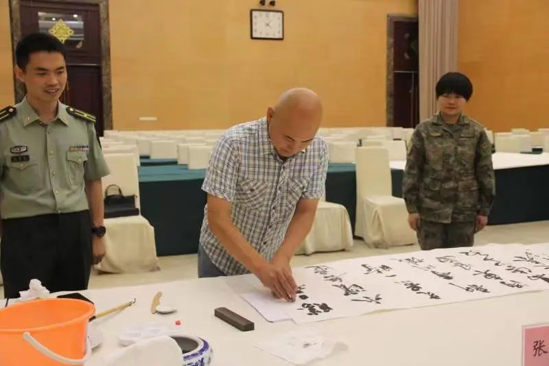 喜迎二十大 共建双拥情 | 省文联赴省军区开展“送书画进军营”文艺志愿服务活动(图13) 图片