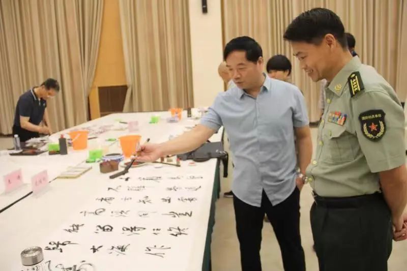 喜迎二十大 共建双拥情 | 省文联赴省军区开展“送书画进军营”文艺志愿服务活动(图10) 图片
