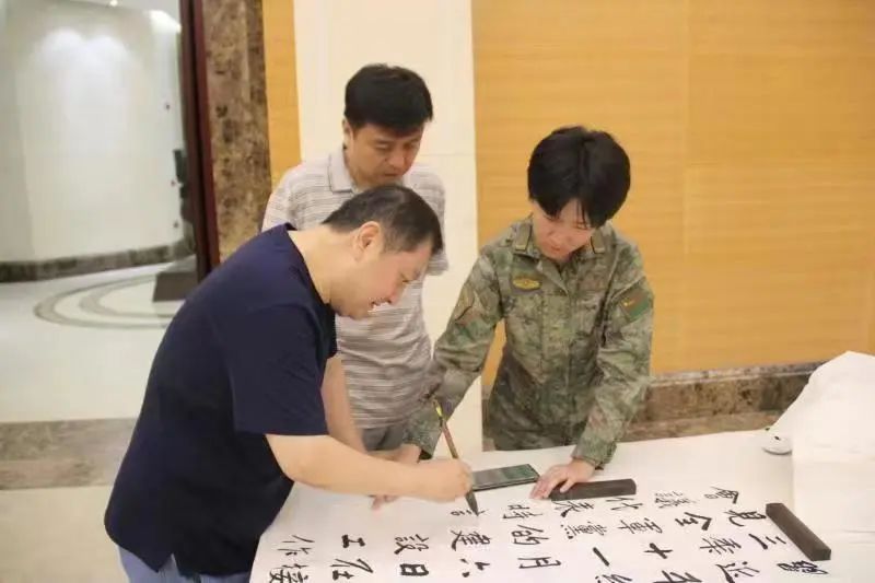 喜迎二十大 共建双拥情 | 省文联赴省军区开展“送书画进军营”文艺志愿服务活动(图11) 图片