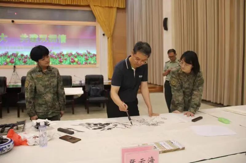 喜迎二十大 共建双拥情 | 省文联赴省军区开展“送书画进军营”文艺志愿服务活动(图12) 图片