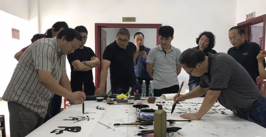 省书协赴太和县旧县镇大张村开展文艺志愿服务活动(图1) 省书协赴太和县旧县镇大张村开展文艺志愿服务活动(图1)
