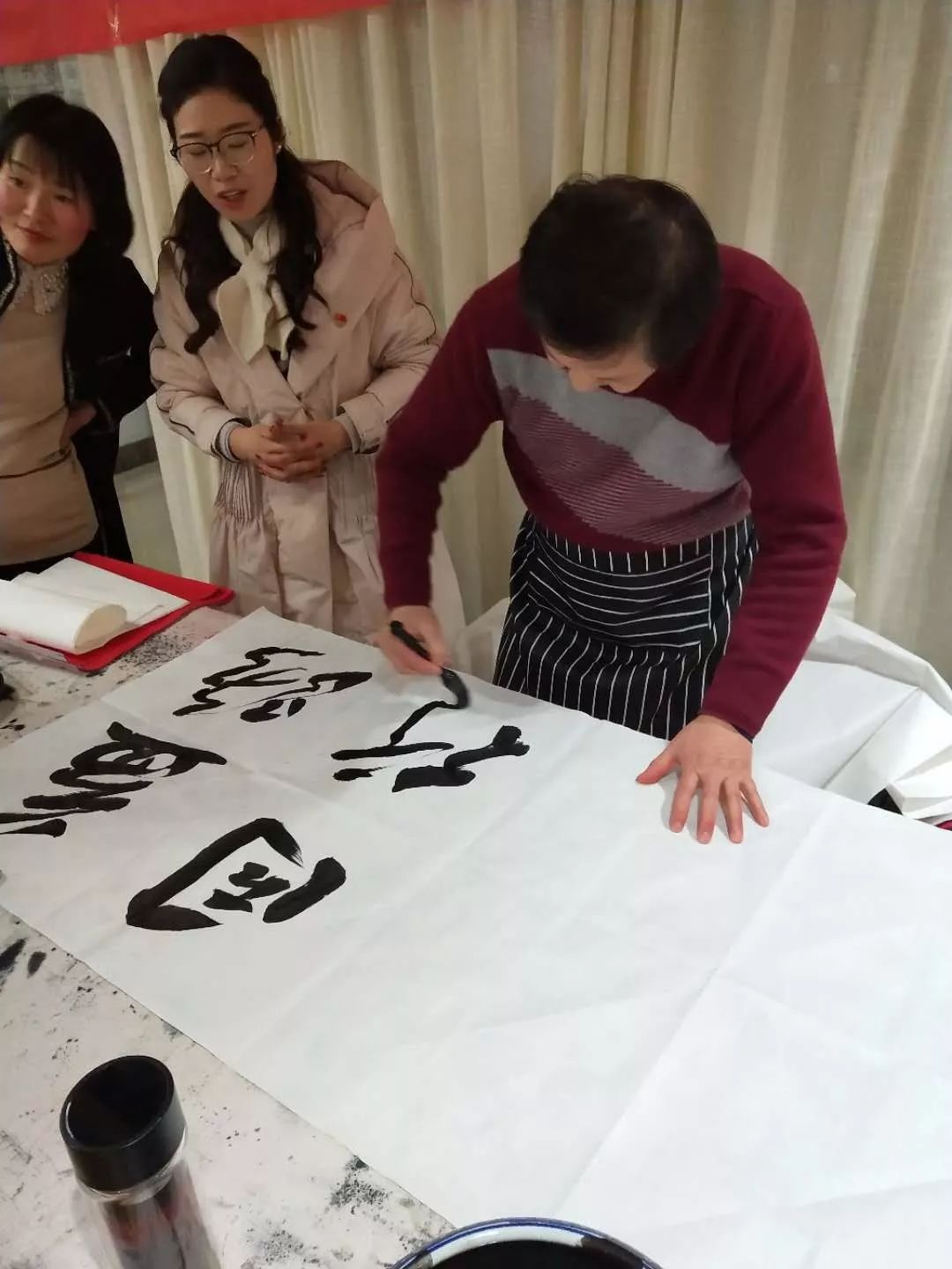 安徽省书协文艺志愿服务分队走进阜南、利辛、萧县开展"送文化年货"活动。(图17)