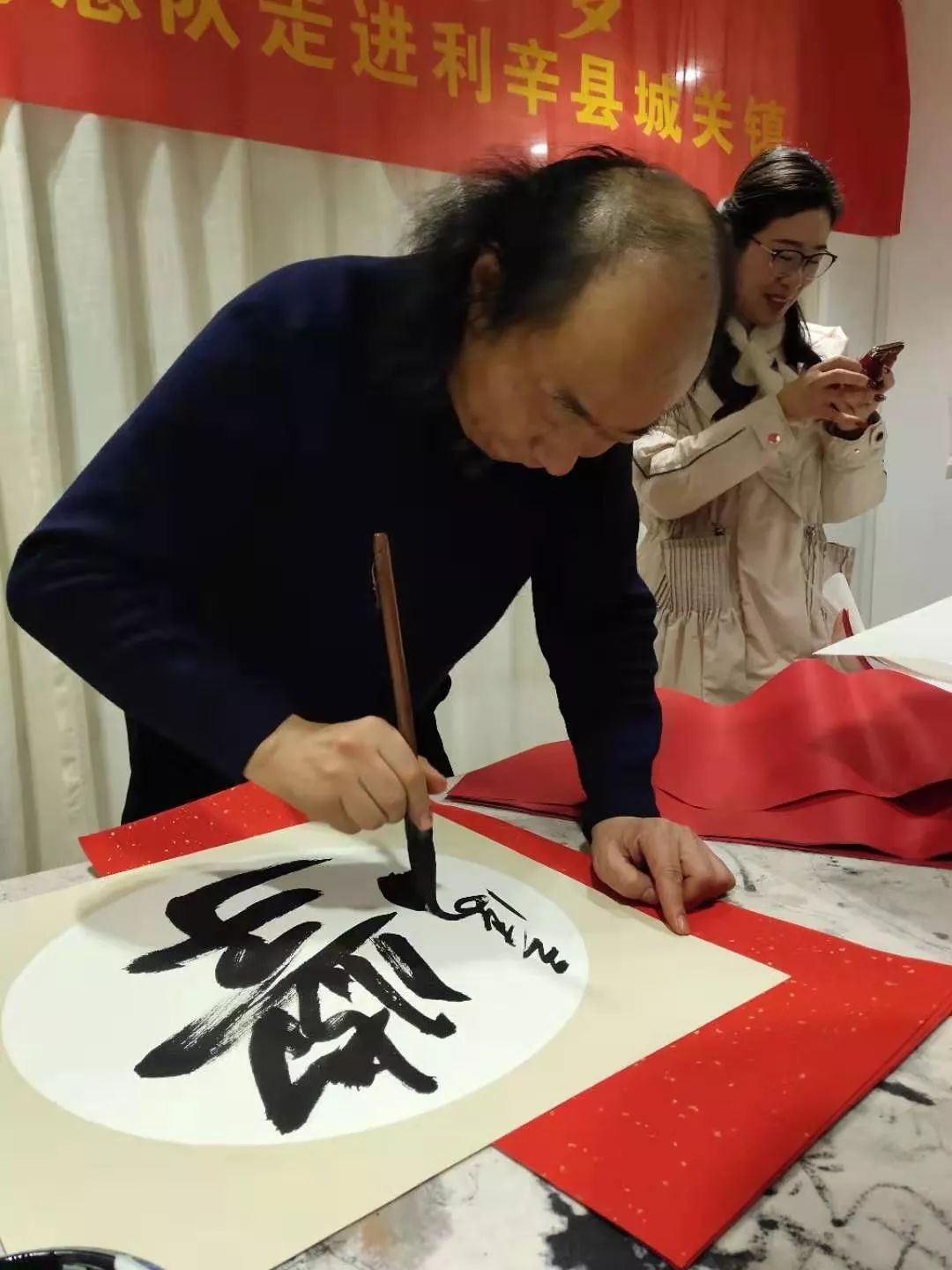 安徽省书协文艺志愿服务分队走进阜南、利辛、萧县开展"送文化年货"活动。(图16)