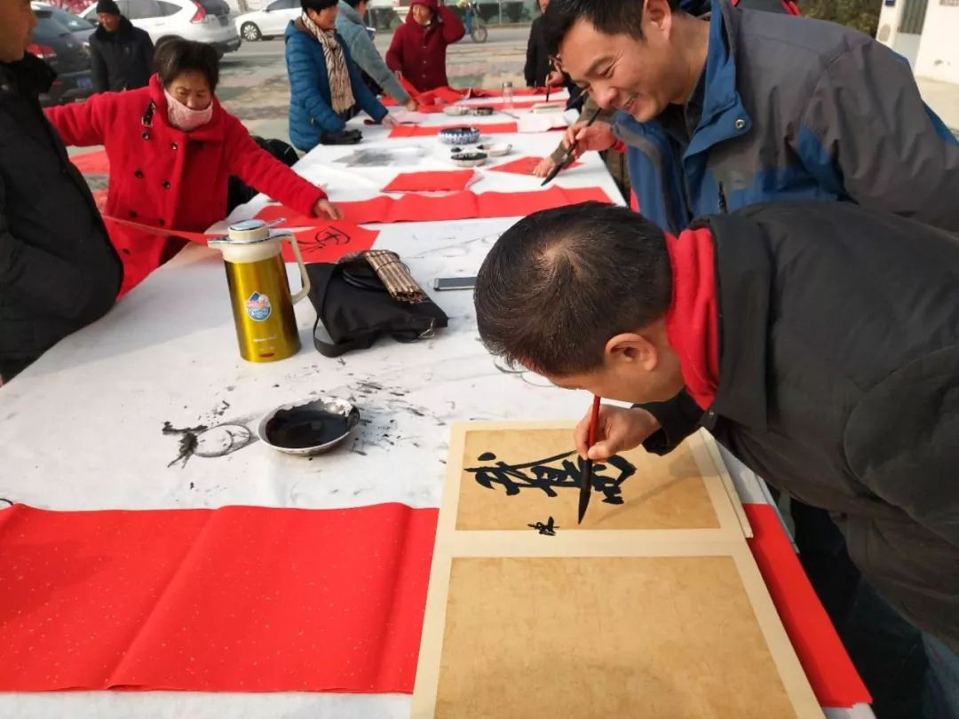 安徽省书协文艺志愿服务分队走进阜南、利辛、萧县开展"送文化年货"活动。(图23)