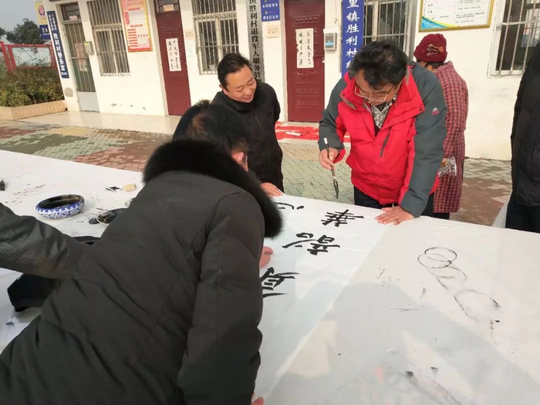 安徽省书协文艺志愿服务分队走进阜南、利辛、萧县开展"送文化年货"活动。(图26)