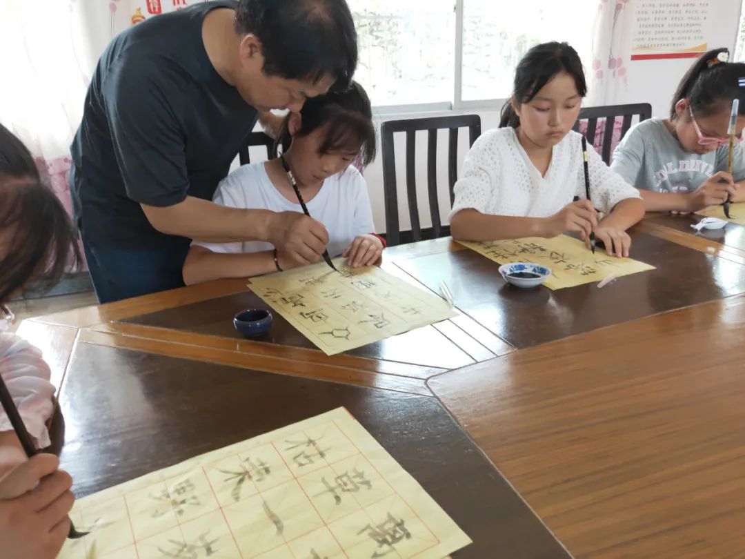省书协教育培训工作委员会在黄山市举行年度工作会议暨"到人民中去"志愿服务活动(图11) 省书协教育培训工作委员会在黄山市举行年度工作会议暨"到人民中去"志愿服务活动(图11)