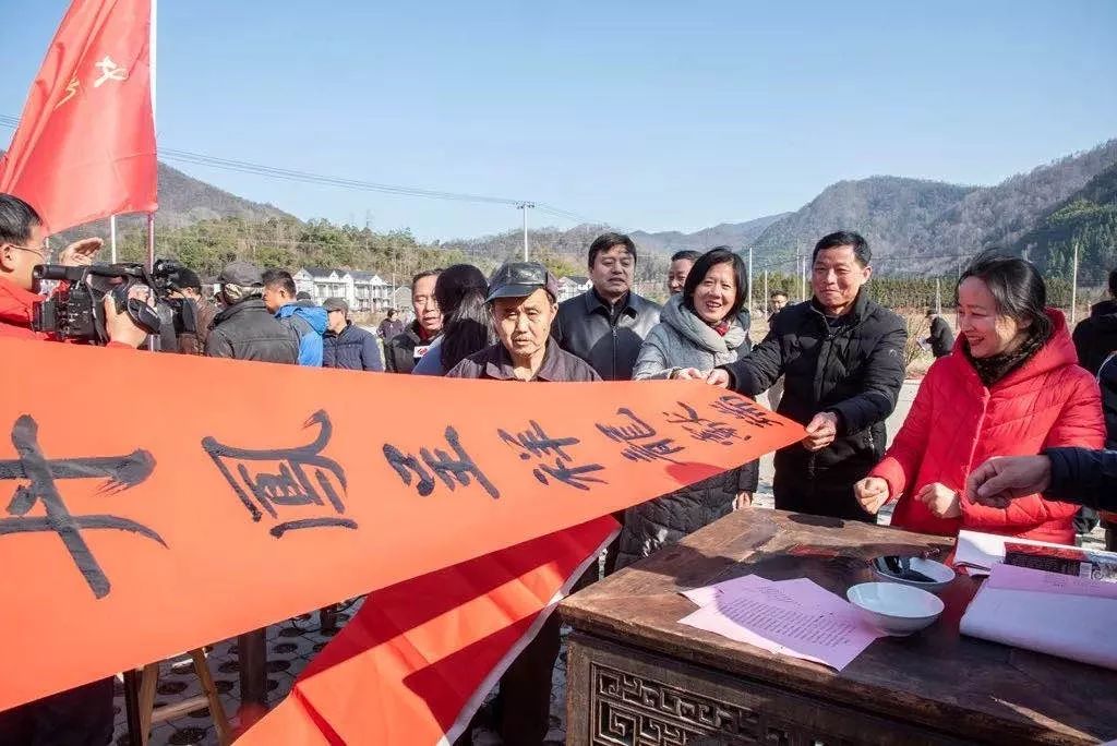 安徽省书法家协会积极开展2020年“我们的中国梦”——文化进万家、暨“同心同书·祖国新春好”送万福进万家活动(图2) 安徽省书法家协会积极开展2020年“我们的中国梦”——文化进万家、暨“同心同书·祖国新春好”送万福进万家活动(图2)