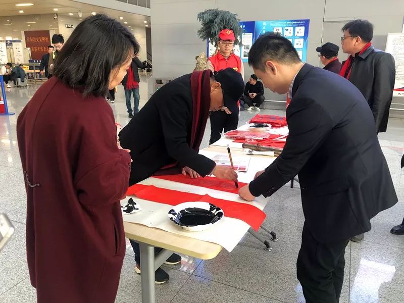 省暨合肥市书协送文化年货活动走进警营、社区、企业和春运一线(图32) 省暨合肥市书协送文化年货活动走进警营、社区、企业和春运一线(图32)