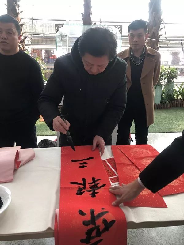 省暨合肥市书协送文化年货活动走进警营、社区、企业和春运一线(图33) 省暨合肥市书协送文化年货活动走进警营、社区、企业和春运一线(图33)