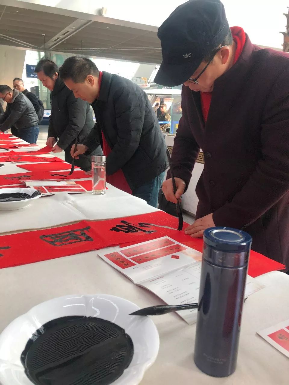 省暨合肥市书协送文化年货活动走进警营、社区、企业和春运一线(图34) 省暨合肥市书协送文化年货活动走进警营、社区、企业和春运一线(图34)