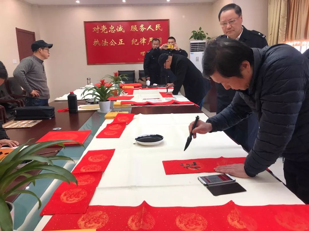 省暨合肥市书协送文化年货活动走进警营、社区、企业和春运一线(图38) 省暨合肥市书协送文化年货活动走进警营、社区、企业和春运一线(图38)