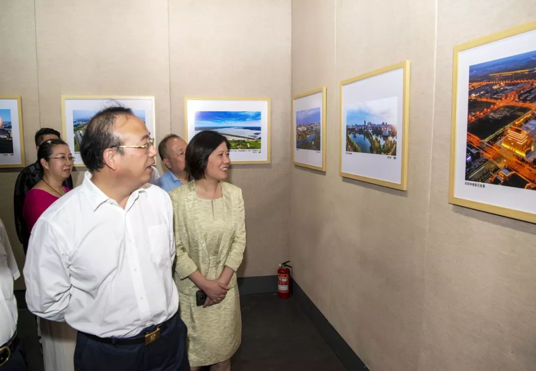 “光阴织梦绘华章——滁州市庆祝新中国成立70周年摄影书画作品展”开幕(图3) “光阴织梦绘华章——滁州市庆祝新中国成立70周年摄影书画作品展”开幕(图3)