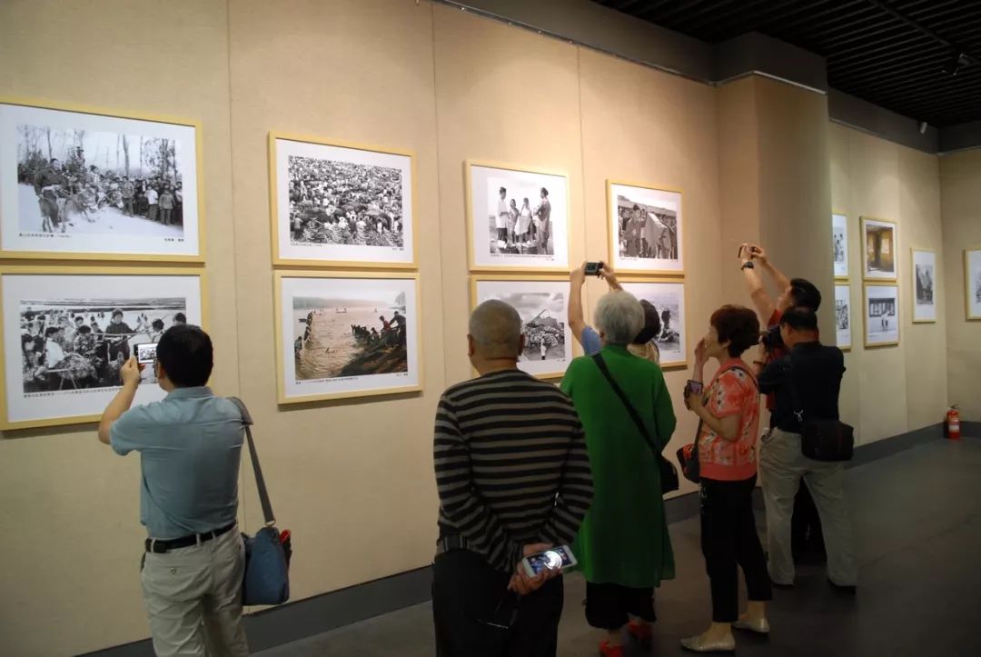 “光阴织梦绘华章——滁州市庆祝新中国成立70周年摄影书画作品展”开幕(图4) “光阴织梦绘华章——滁州市庆祝新中国成立70周年摄影书画作品展”开幕(图4)