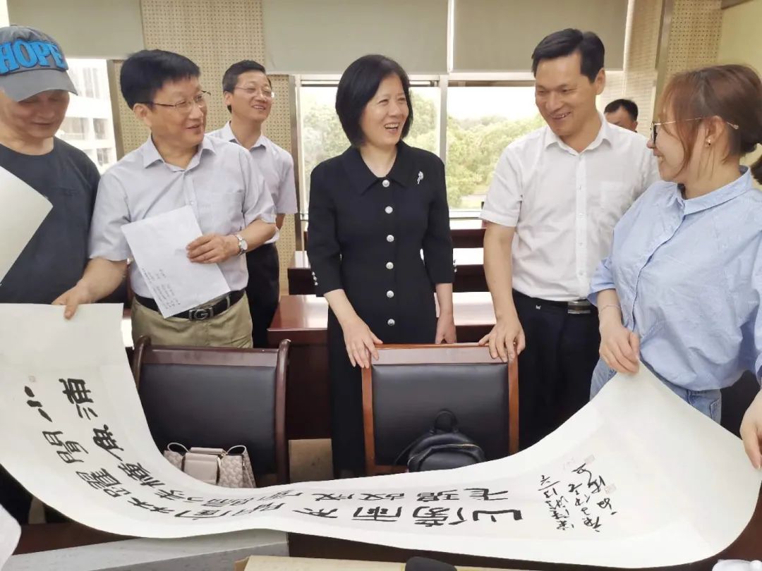 铜陵市援鄂抗疫医务工作者获赠书画作品 何颖一行参加赠送活动并开展调研(图2) 铜陵市援鄂抗疫医务工作者获赠书画作品 何颖一行参加赠送活动并开展调研(图2)