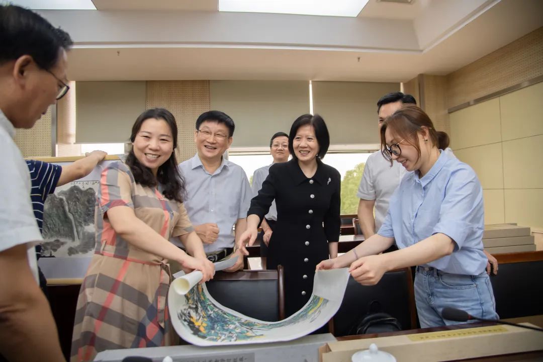 铜陵市援鄂抗疫医务工作者获赠书画作品 何颖一行参加赠送活动并开展调研(图3) 铜陵市援鄂抗疫医务工作者获赠书画作品 何颖一行参加赠送活动并开展调研(图3)