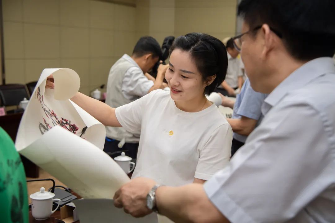 铜陵市援鄂抗疫医务工作者获赠书画作品 何颖一行参加赠送活动并开展调研(图5) 铜陵市援鄂抗疫医务工作者获赠书画作品 何颖一行参加赠送活动并开展调研(图5)