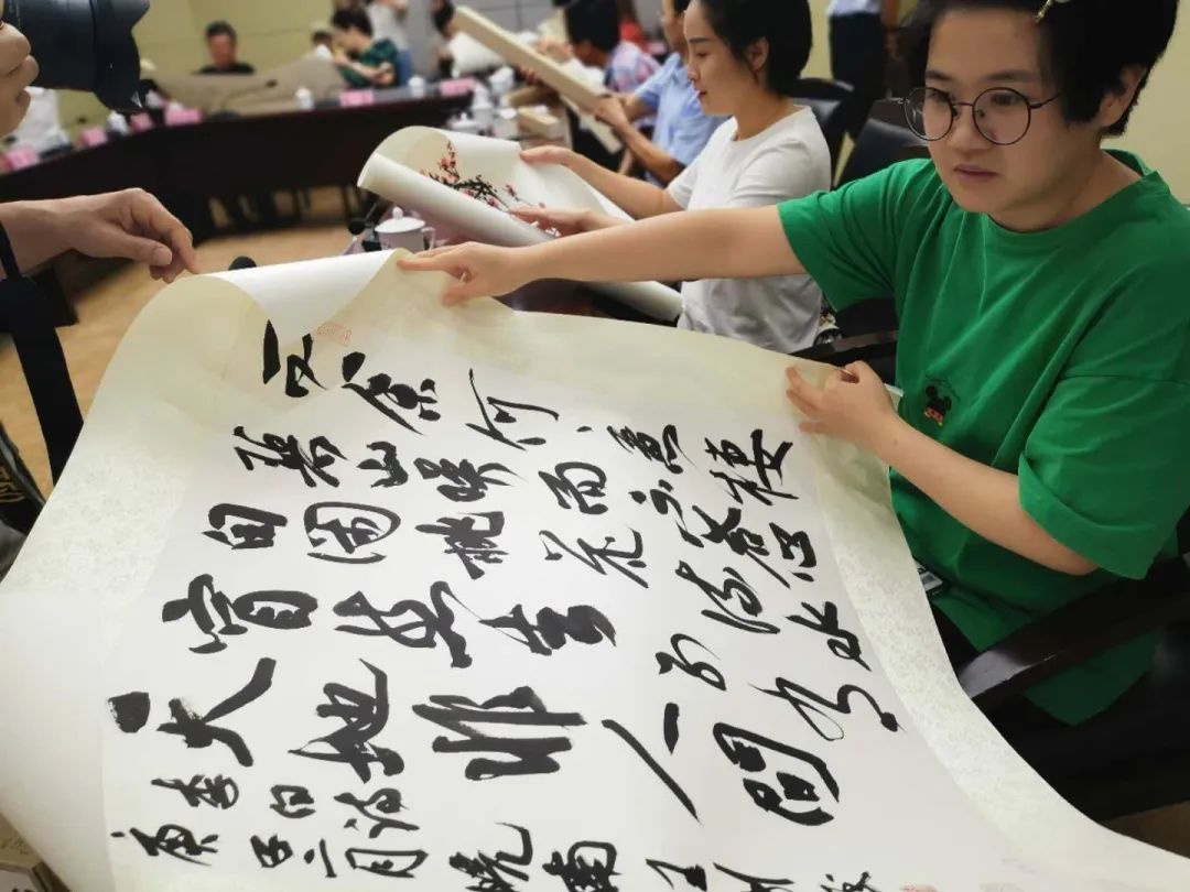 铜陵市援鄂抗疫医务工作者获赠书画作品 何颖一行参加赠送活动并开展调研(图7) 铜陵市援鄂抗疫医务工作者获赠书画作品 何颖一行参加赠送活动并开展调研(图7)