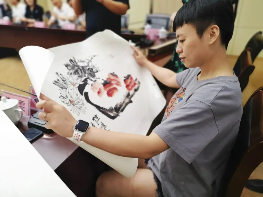 铜陵市援鄂抗疫医务工作者获赠书画作品 何颖一行参加赠送活动并开展调研(图6) 铜陵市援鄂抗疫医务工作者获赠书画作品 何颖一行参加赠送活动并开展调研(图6)