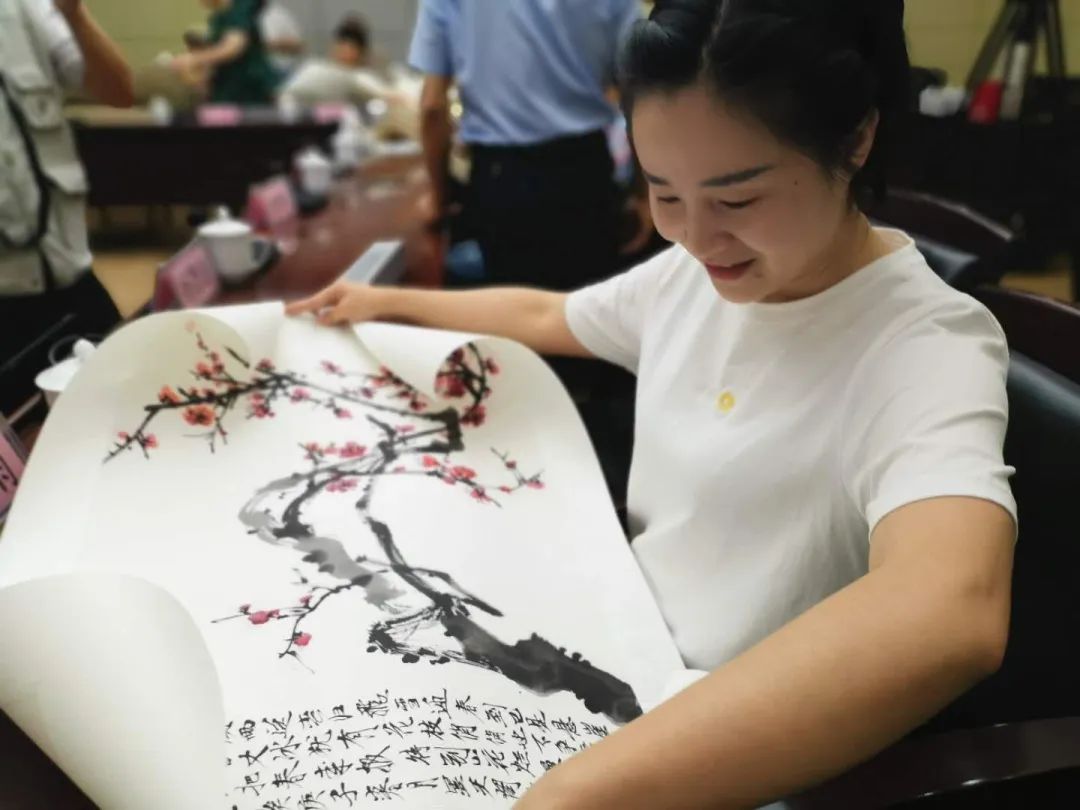 铜陵市援鄂抗疫医务工作者获赠书画作品 何颖一行参加赠送活动并开展调研(图8) 铜陵市援鄂抗疫医务工作者获赠书画作品 何颖一行参加赠送活动并开展调研(图8)