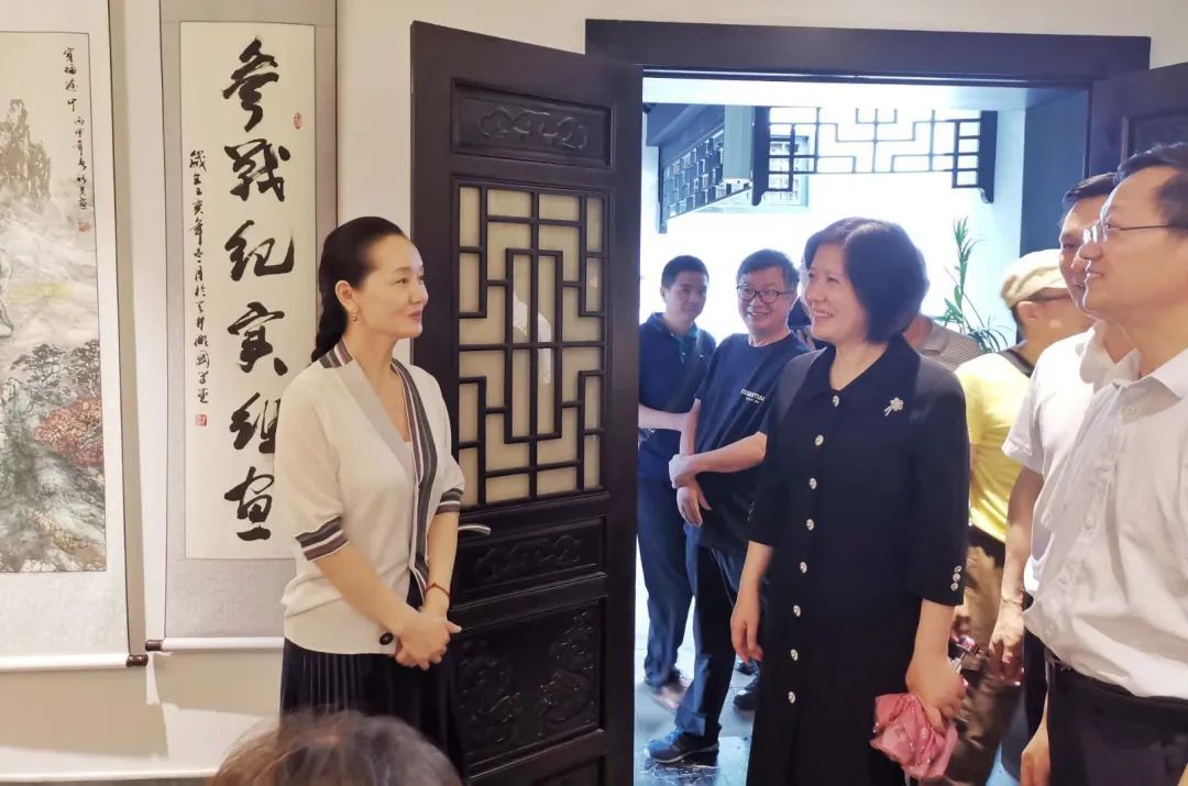 铜陵市援鄂抗疫医务工作者获赠书画作品 何颖一行参加赠送活动并开展调研(图9) 铜陵市援鄂抗疫医务工作者获赠书画作品 何颖一行参加赠送活动并开展调研(图9)