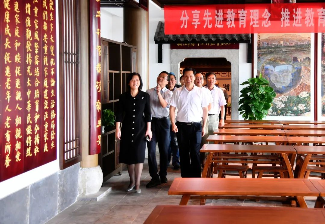 铜陵市援鄂抗疫医务工作者获赠书画作品 何颖一行参加赠送活动并开展调研(图10) 铜陵市援鄂抗疫医务工作者获赠书画作品 何颖一行参加赠送活动并开展调研(图10)