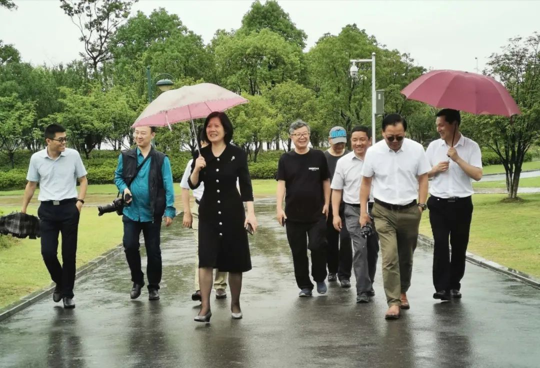 铜陵市援鄂抗疫医务工作者获赠书画作品 何颖一行参加赠送活动并开展调研(图11) 铜陵市援鄂抗疫医务工作者获赠书画作品 何颖一行参加赠送活动并开展调研(图11)