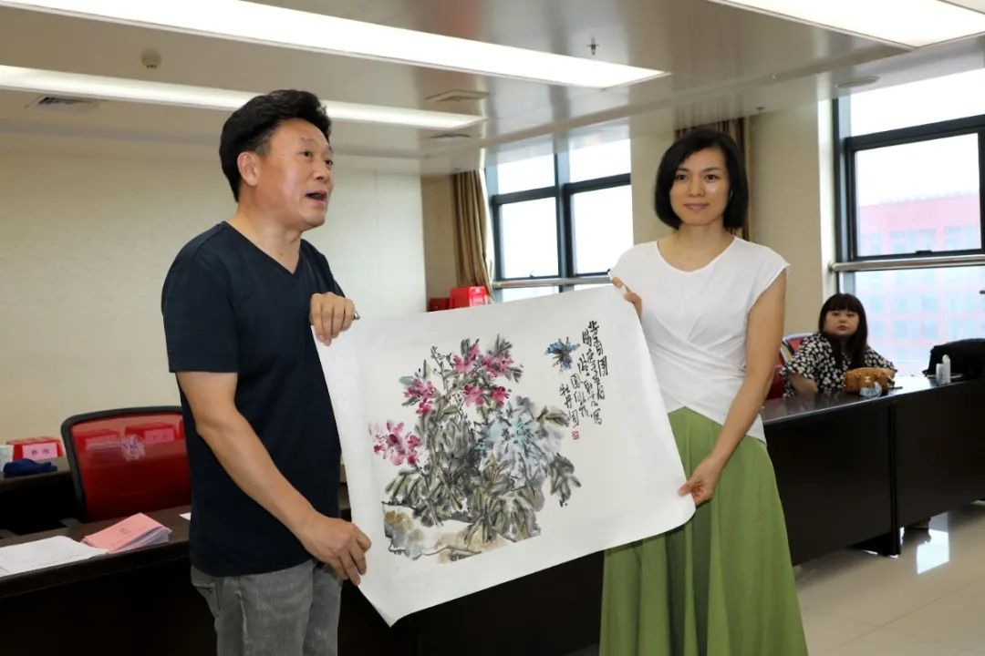 407A5511_副本.jpg 省文联赴六安向援鄂抗疫医务工作者赠送书画作品(图5)