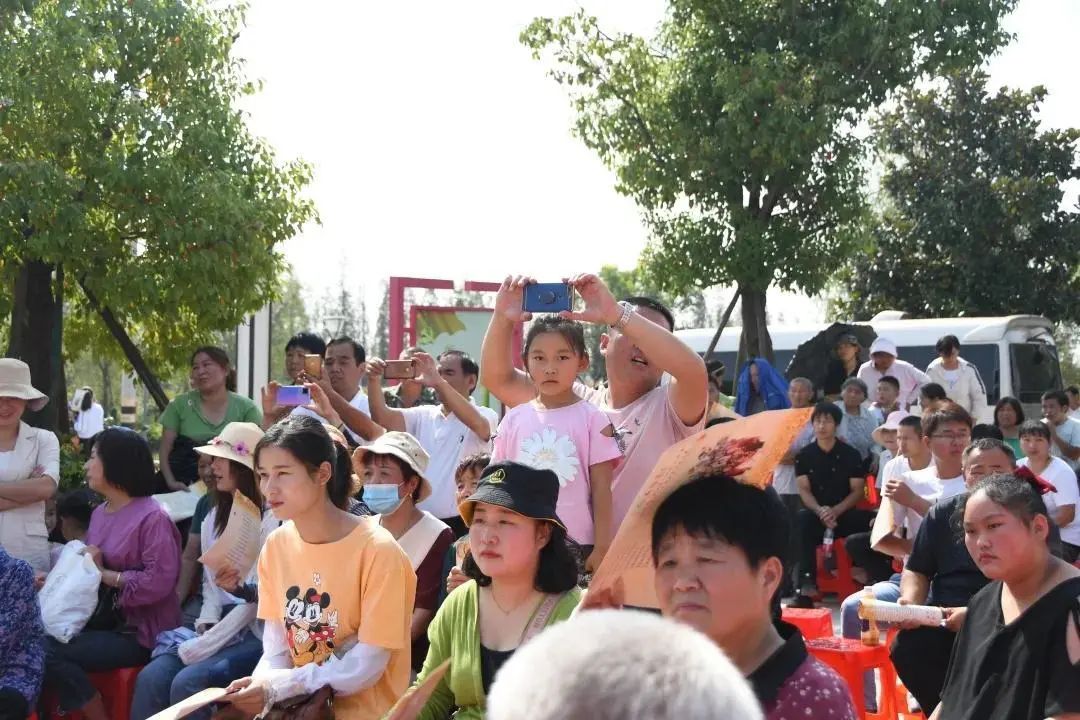 艺路同心丨“庆丰收 迎小康 —— 到人民中去” 省文联文艺志愿服务活动走进临泉杨桥(图17) 艺路同心丨“庆丰收 迎小康 —— 到人民中去” 省文联文艺志愿服务活动走进临泉杨桥(图17)