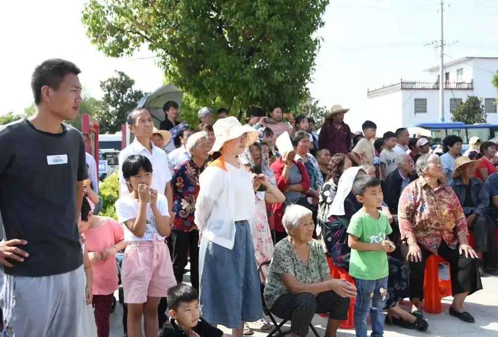 艺路同心丨“庆丰收 迎小康 —— 到人民中去” 省文联文艺志愿服务活动走进临泉杨桥(图19) 艺路同心丨“庆丰收 迎小康 —— 到人民中去” 省文联文艺志愿服务活动走进临泉杨桥(图19)