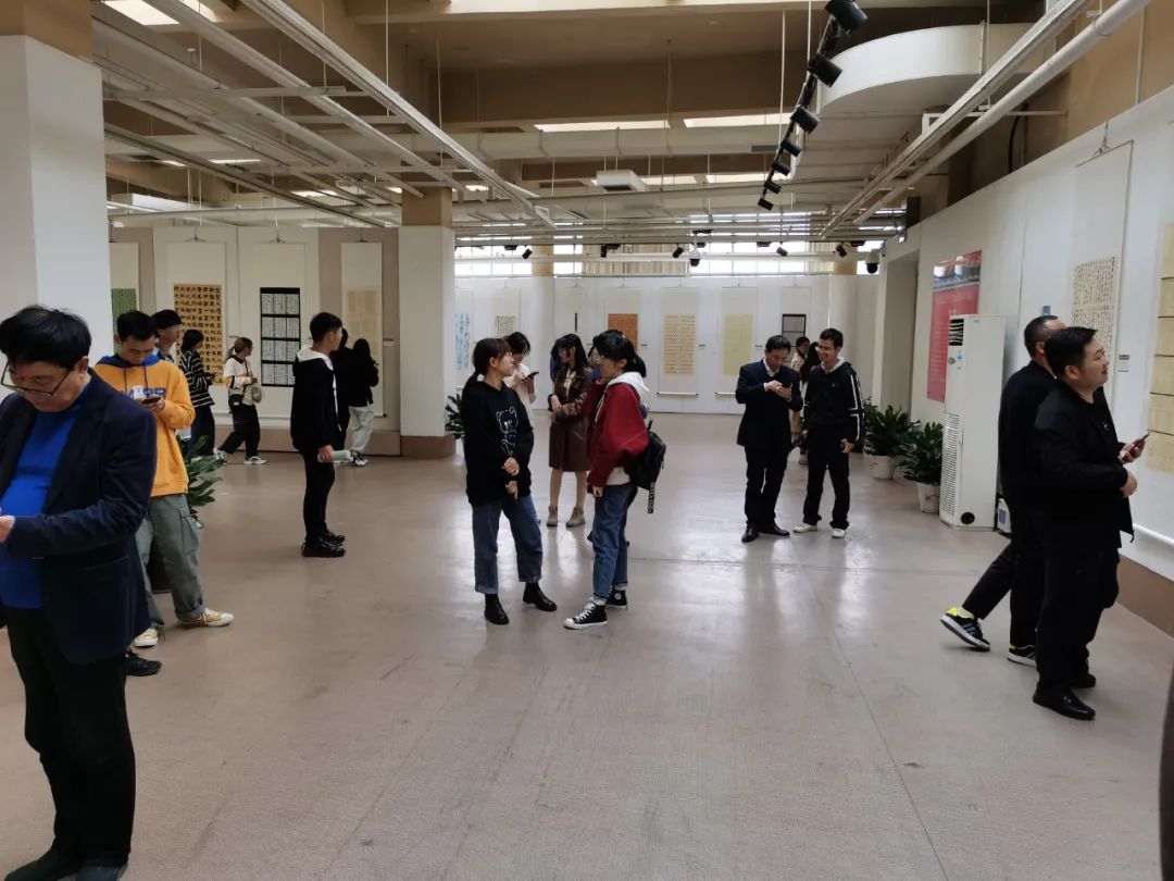 首届安徽省大学生书法篆刻艺术作品展暨省书协学术进高校交流座谈会在安徽师范大学美术学院举行(图2) 首届安徽省大学生书法篆刻艺术作品展暨省书协学术进高校交流座谈会在安徽师范大学美术学院举行(图2)