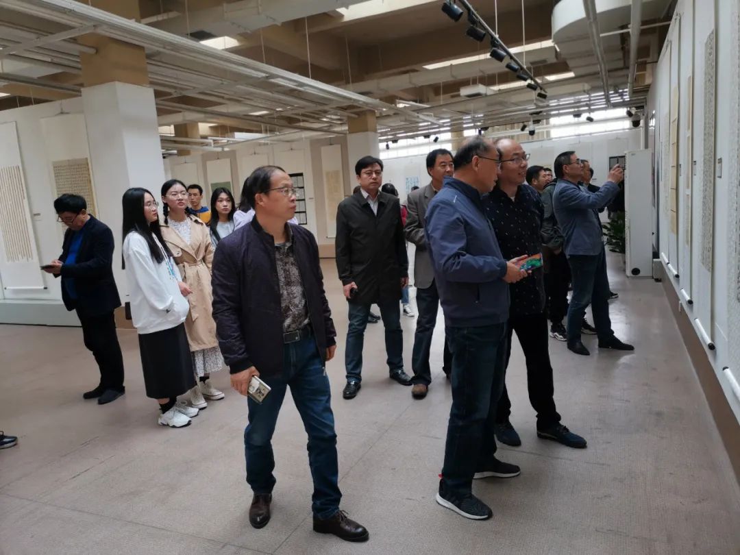 首届安徽省大学生书法篆刻艺术作品展暨省书协学术进高校交流座谈会在安徽师范大学美术学院举行(图1) 首届安徽省大学生书法篆刻艺术作品展暨省书协学术进高校交流座谈会在安徽师范大学美术学院举行(图1)