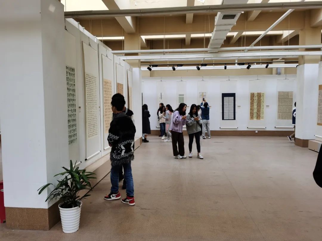 首届安徽省大学生书法篆刻艺术作品展暨省书协学术进高校交流座谈会在安徽师范大学美术学院举行(图3) 首届安徽省大学生书法篆刻艺术作品展暨省书协学术进高校交流座谈会在安徽师范大学美术学院举行(图3)