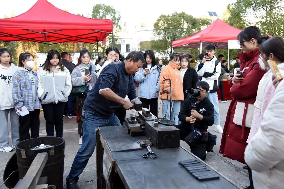 “文化名家进高校”暨 “非遗进校园”走进黄山学院(图13)