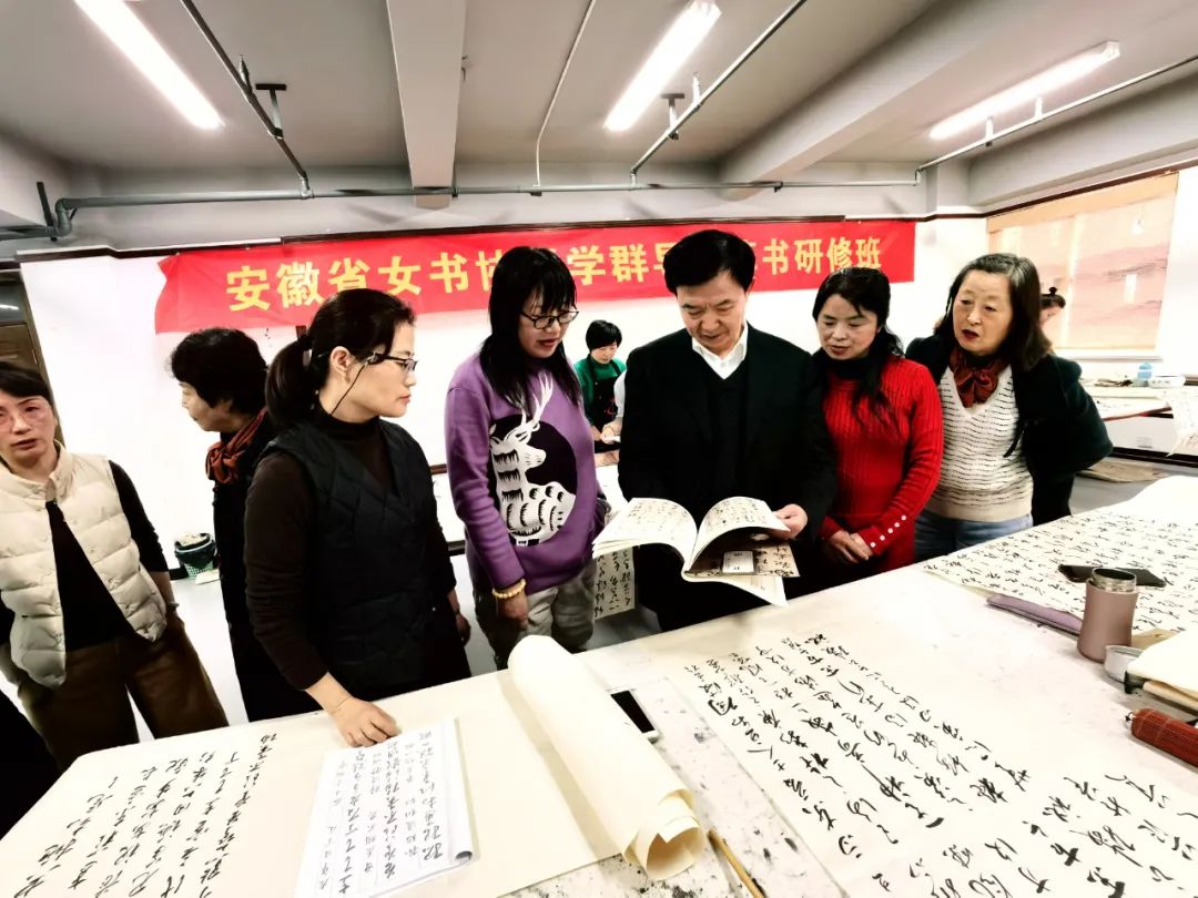 安徽省女书法家协会张学群导师草书研修班开班仪式在迅达文化集团成功举办(图16) 图片