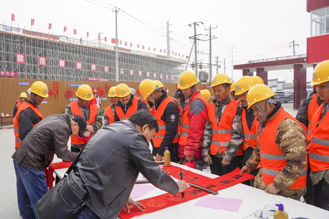 为时代和人民放歌 | 送“文化年货”——省文联文艺志愿服务活动走进中铁四局重点项目工地(图5) 为时代和人民放歌 | 送“文化年货”——省文联文艺志愿服务活动走进中铁四局重点项目工地(图5)